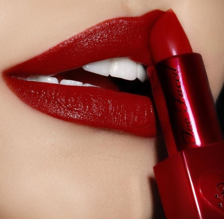 labial rojo averycosmetics